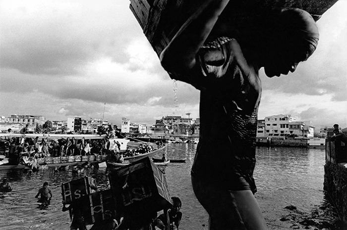  Unloading boats, Mandao Bay, Sulawesi. Bay and river system was polluted with mercury poisoning from illegal gold mining. 2002 