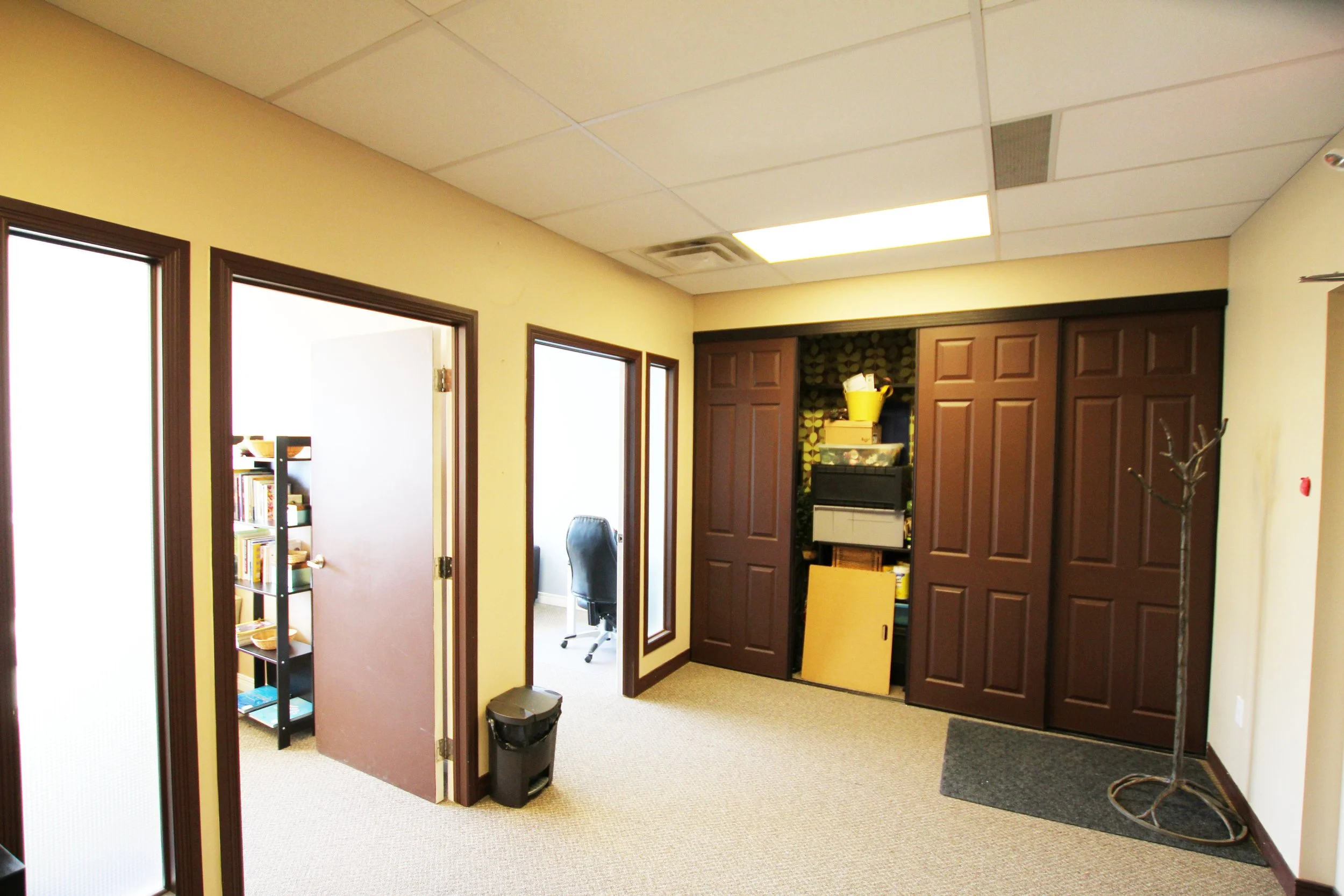 IMG_3359 -- waiting area and closet.JPG