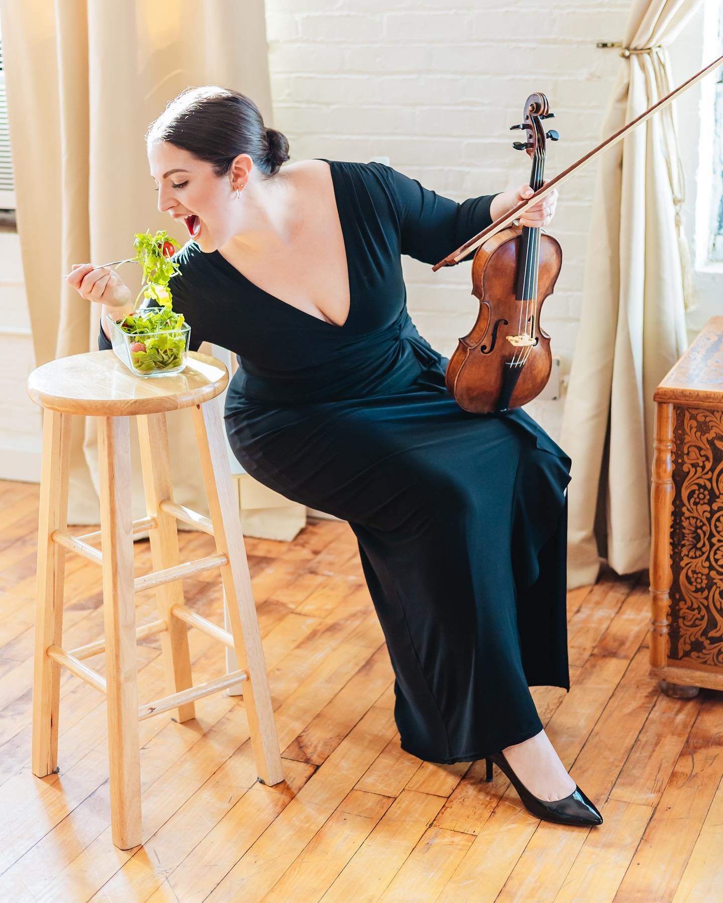 Want help cooking this gig season? SWIPE β‘οΈ
If cooking makes you feel good but you struggle to fit it in during gig season, I got you! I’m a professional violinist and a culinary coach, and I help musicians plan and cook satisfying meals on th