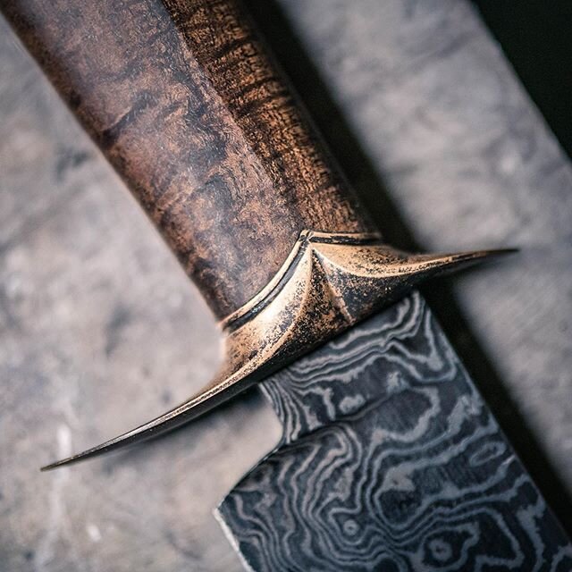 It&rsquo;s all about the deets 👀
-

Tasmanian Blackwood, bronze, and Damascus -

Photo by @callan_ravesloot - (That&rsquo;s was on the blade, not streaking in the etch) -

#bladesmith #patina #blacksmith #handmade #handforged #bronze #damascus