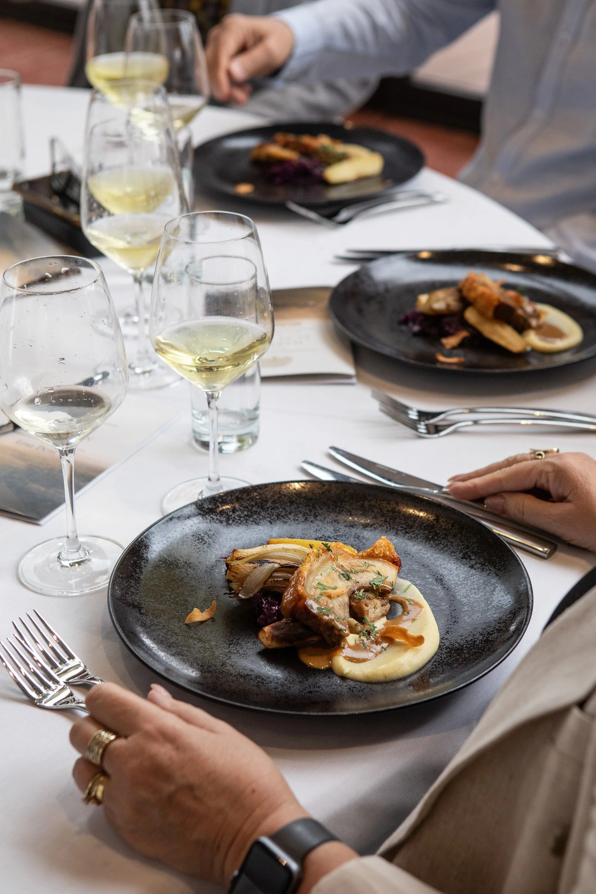 Banquet vs Plated Wedding Catering: Which Is Right for You?