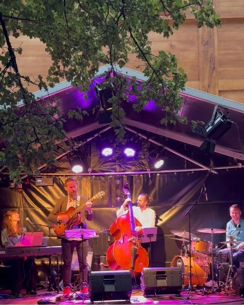 Last week at @jazznightzug, thanks for having us!

🎶🎸🥁🎸🤍
@antlawguitar 
@thelucstagram 
@nomisneti 

Thank you everyone who came out! 🌧️

#jazznightzug #festival #jazz #night #zug #quartet #live #pianist #singer #drums #guitar #bass #piano #rai