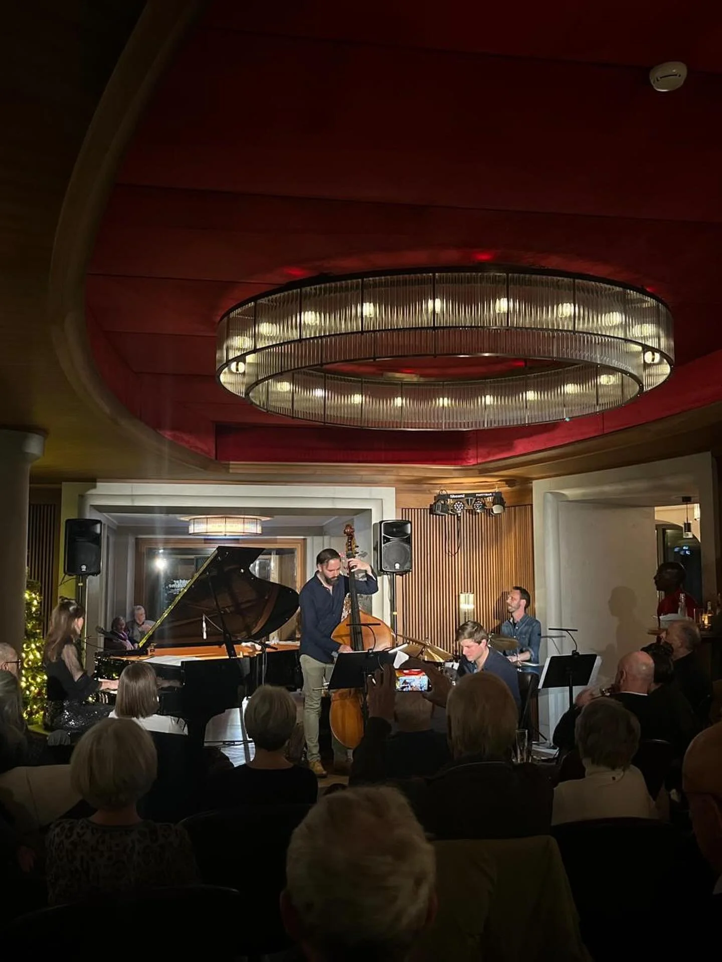 Thank you Zug! it was great fun playing for you, thank you all for joining us! ✨ 

Here&rsquo;s a little glimpse into the groovy tunes. 
Such a joy playing with
@tomollendorff 
@mattridleybass 
@thelucstagram

#groove #live #quartet #zug #pianist #si