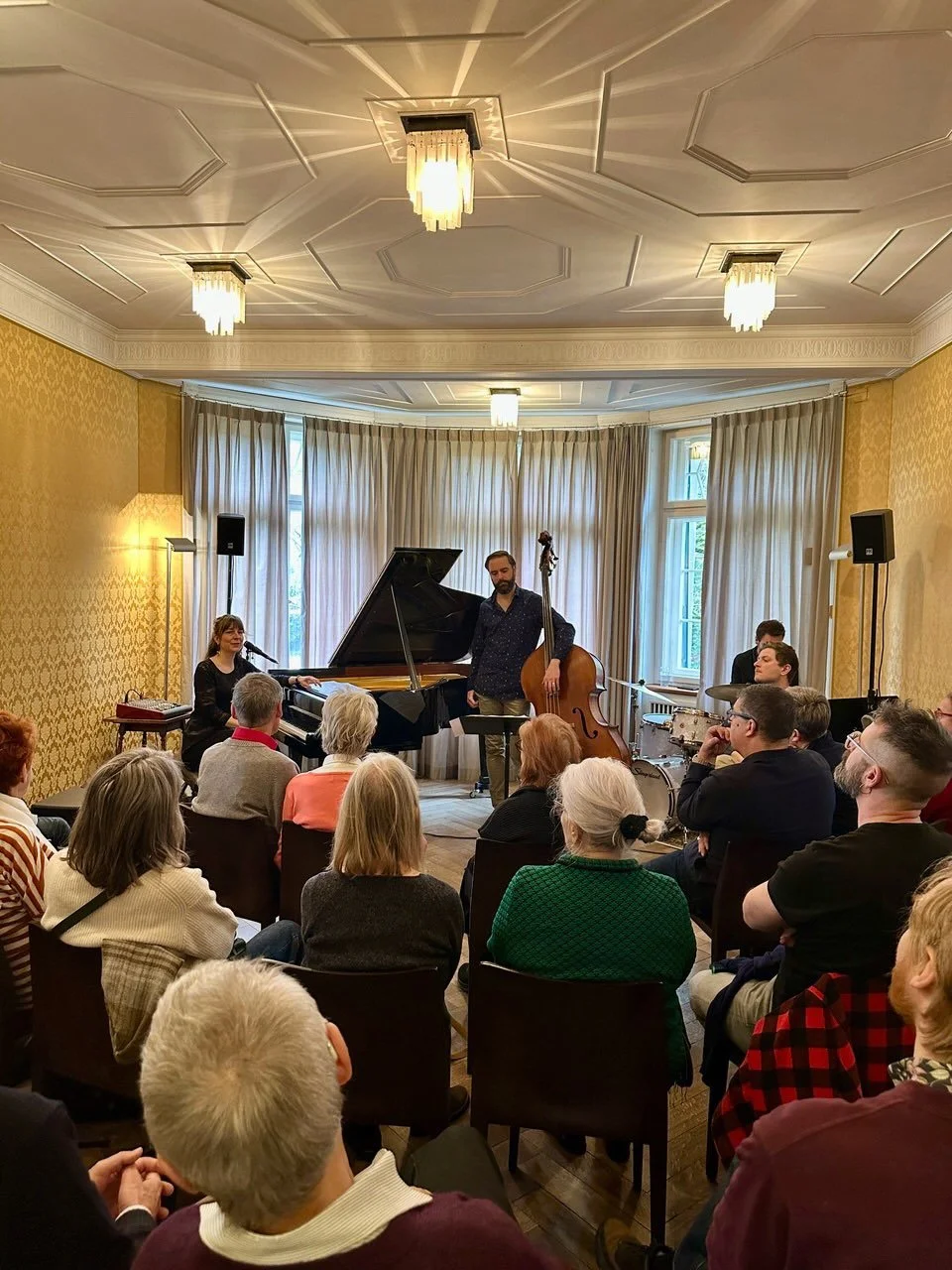 At @villastraeuli. Thanks to everyone who came, so lovely to play to a full house and playing in the morning! Thank you wonderful @merly_knoerle_izquierdo and team for the invitation✨

@tomollendorff 
@thelucstagram 
@mattridleybass 

#live #concert 