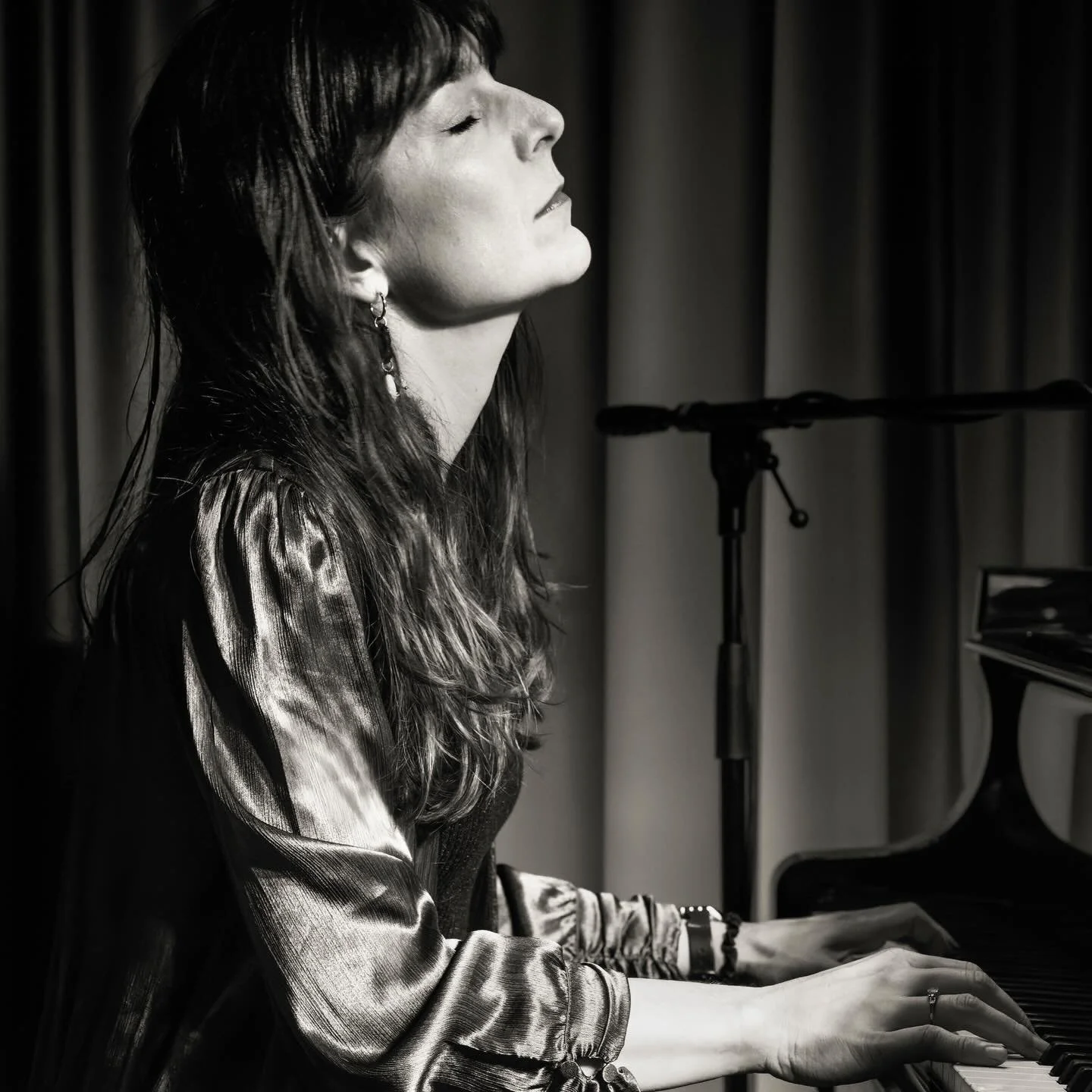 Oh hello, here comes part one of some beautiful shots of us all at @vortexjazzclub earlier this year. Many thanks Steven Cropper @transientlife.uk 📷🙏🏻

Also, thank you for being such a warm audience, precious to play to a full house. 🎶

#pianist 