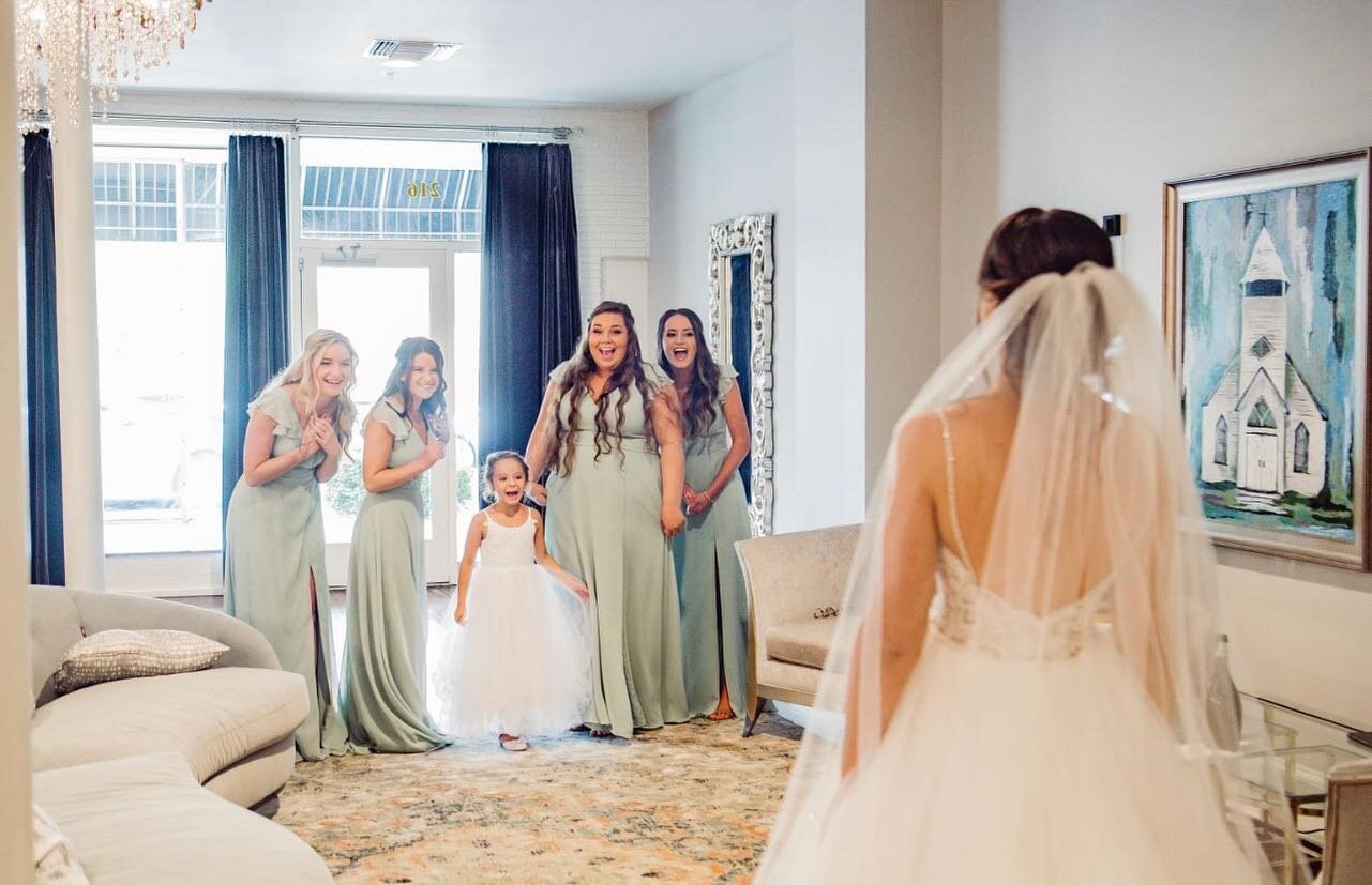 Bridal party first looks are some of the best memories to capture in our elegant bridal suite! 👰🏻&zwj;♀️🕊