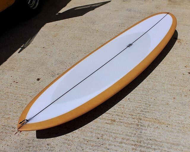 Feel the groove...
.
7&rsquo;4 Mid pin with volan deck patch .
.
.
.
.
#volan #singlefin #surfboard #midpin #midlengthsurfboard #twotone #customsurfboard #handmadesurfboards #boardporn #groove #discover #wonderlust #burntorange #surfing #southcoast