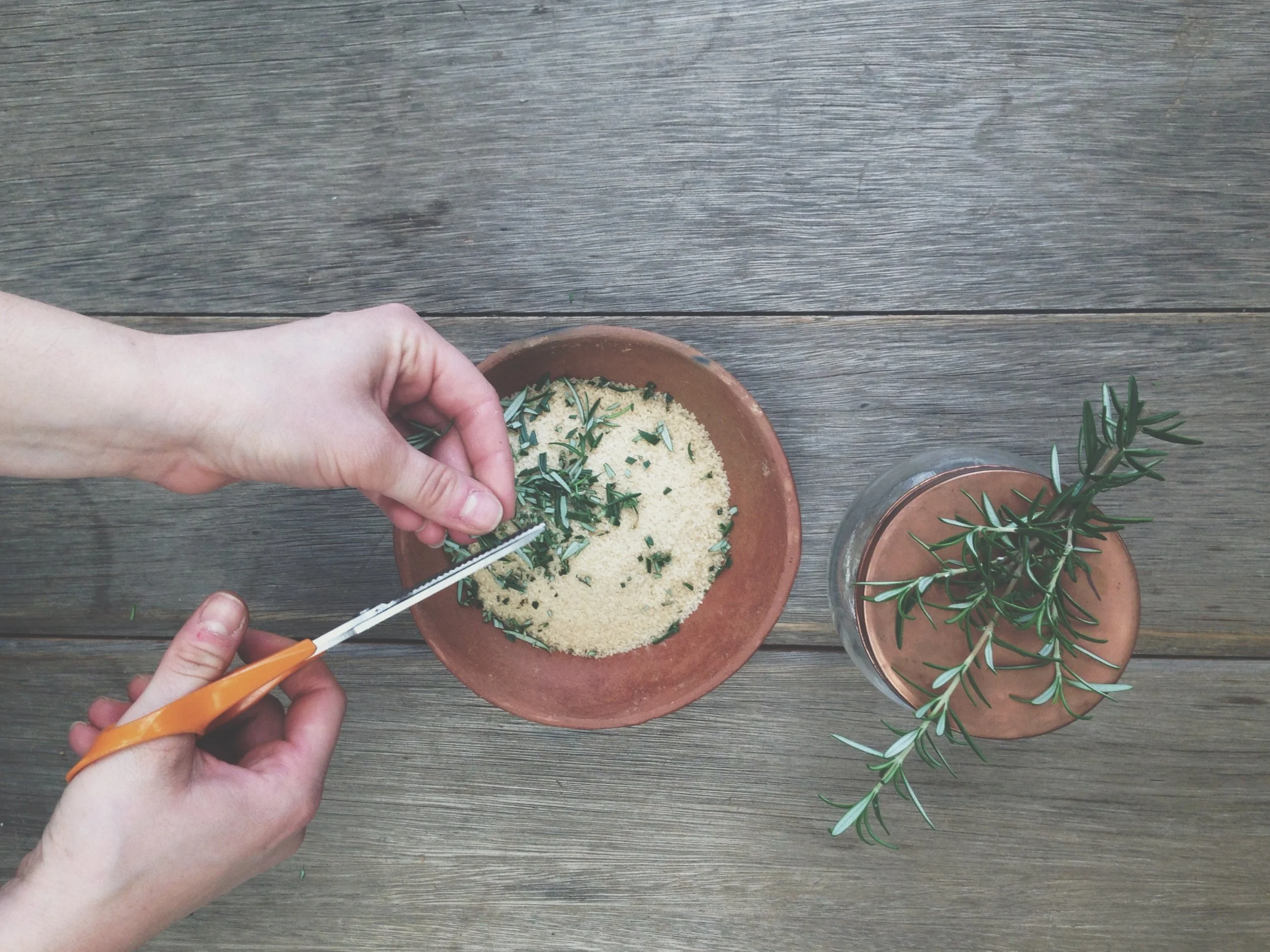 Rosemary and lemon body scrub recipe | Eco friendly living - The Foraged Life