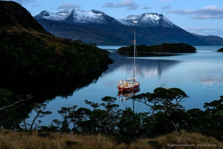 yacht-in-tierra-del-fuego.jpg