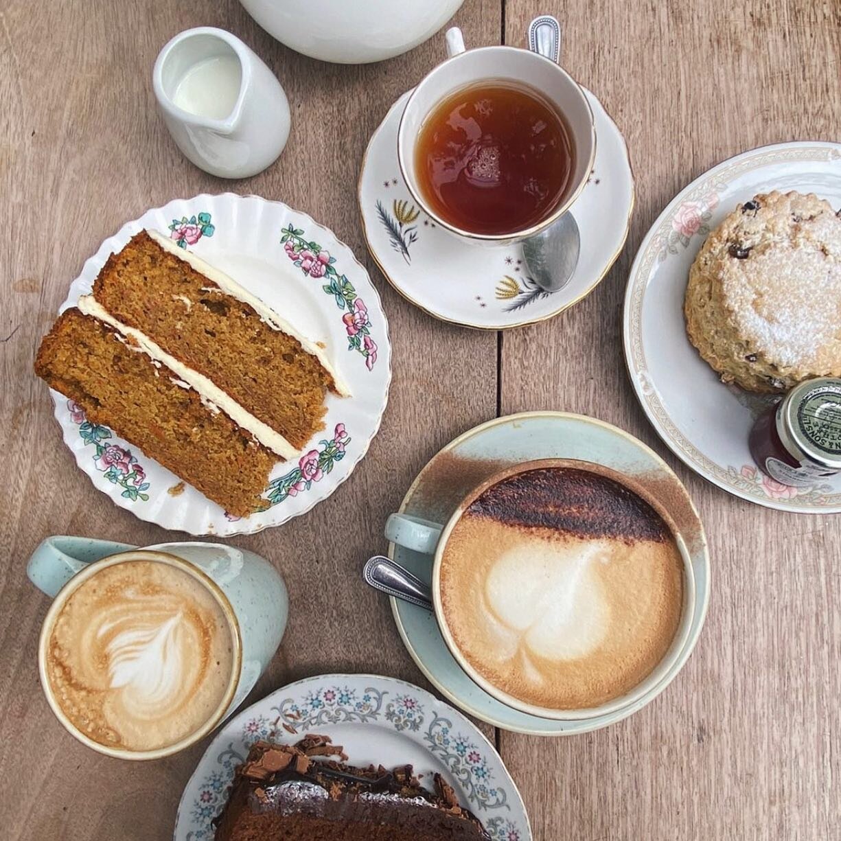 sᴡᴇᴇᴛ ᴀғᴛᴇʀɴᴏᴏɴs.

Coffee, cakes and afternoons with friends. The perfect way to spend the day 🤎
.
.
.
.
.

#wyresdale #wyresdalepark #visitwyresdalepark #applestore #applestorecafe #cafe #yum #visit #dineout #brunch #brunchspot #lunch #lunchspot #l