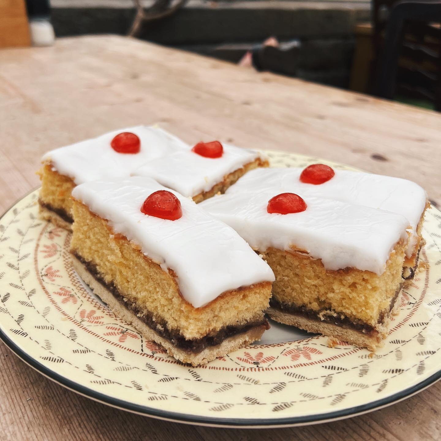 ᴀғᴛᴇʀɴᴏᴏɴ sᴡᴇᴇᴛ ᴛʀᴇᴀᴛs. 

Our yummy sweet selection has something for everyone, including these delicious bakewell slices! 
.
.
.
.
.
#applestore #applestorecafe #cafe #wyresdale #wyresdalepark #cake #cakes #bakewell #coffeeandcake #yum #delicious #s