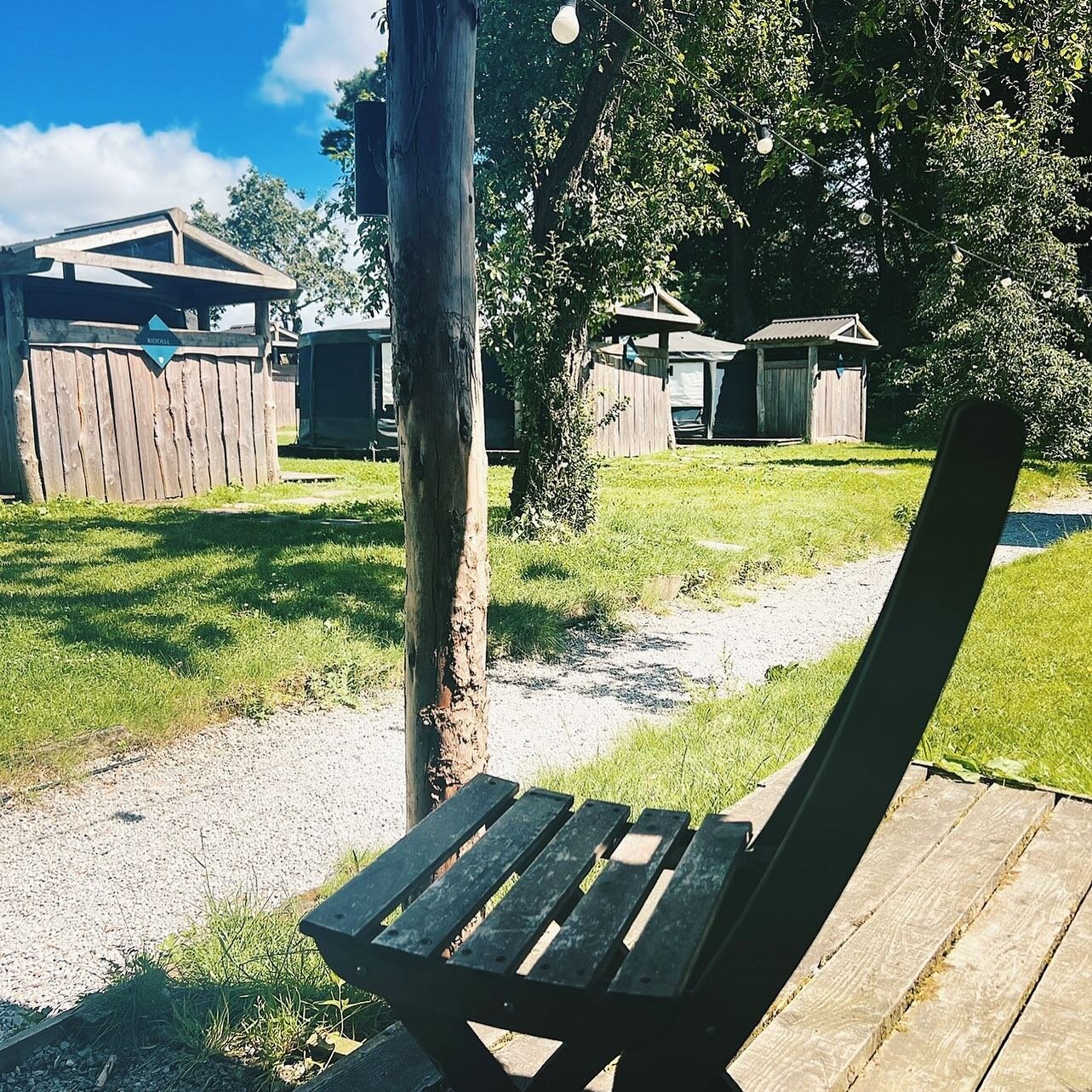 ᴍᴏʀɴɪɴɢ ɢʟᴀᴍᴘᴇʀs. 

Sunny morning views from our Orchard Glampsite! 

Your glamping guests are just a stones throw from our wedding barns, beautiful boating lake and from Th Applestore Cafe. The perfect home away from home 🌞
.
.
.
.
.
#wyresdale #wy