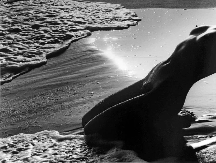 NU-DE-LA-PLAGE-CAMARGUE-1972-by-LUCIEN-CLERGUE-c31508.jpg