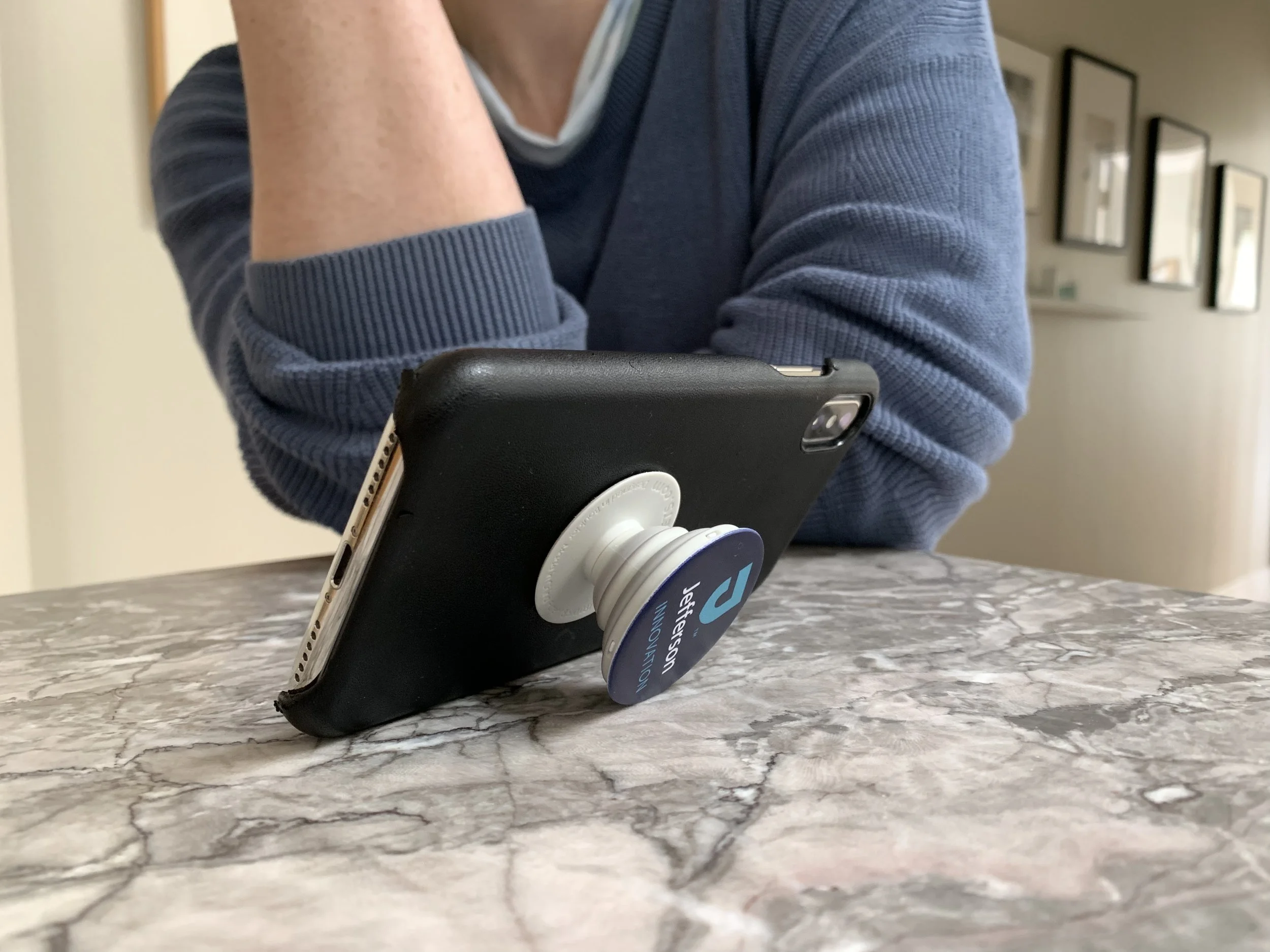 Suzanne’s generic “PopSocket”