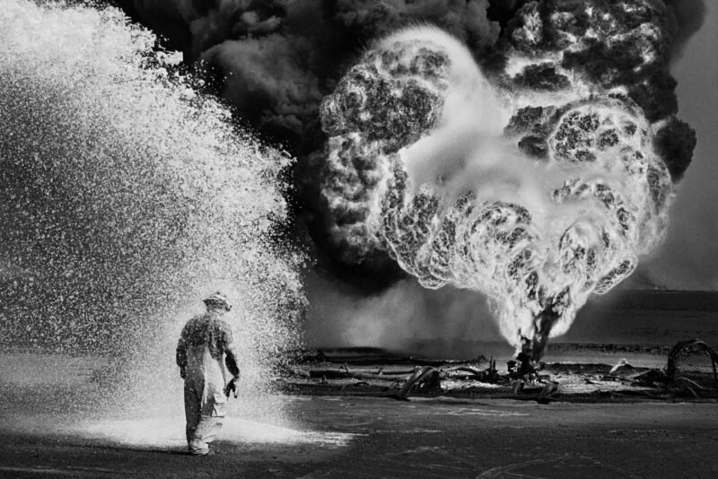 Sebastião Salgado, “Greater Burhan Oil Field, Kuwait” (1991)