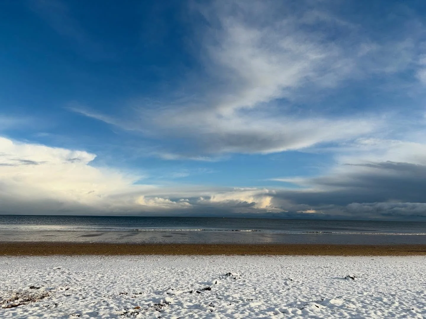 A few photos of the lovely snowy beach and incredible sky we had this week.
.
.
.
.
.
.
#snow #snowybeach #landscape #beachscape #photography #attentiveart #sophiehannahwalker