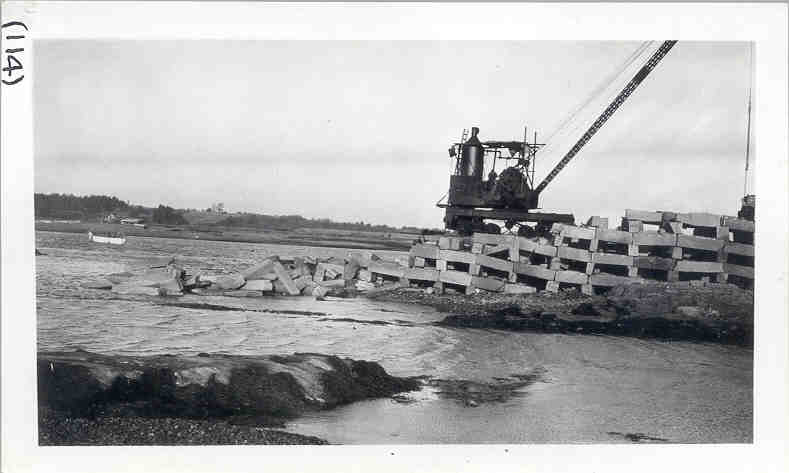 Crane-working-at-end-of-bridge-May-1928.jpg