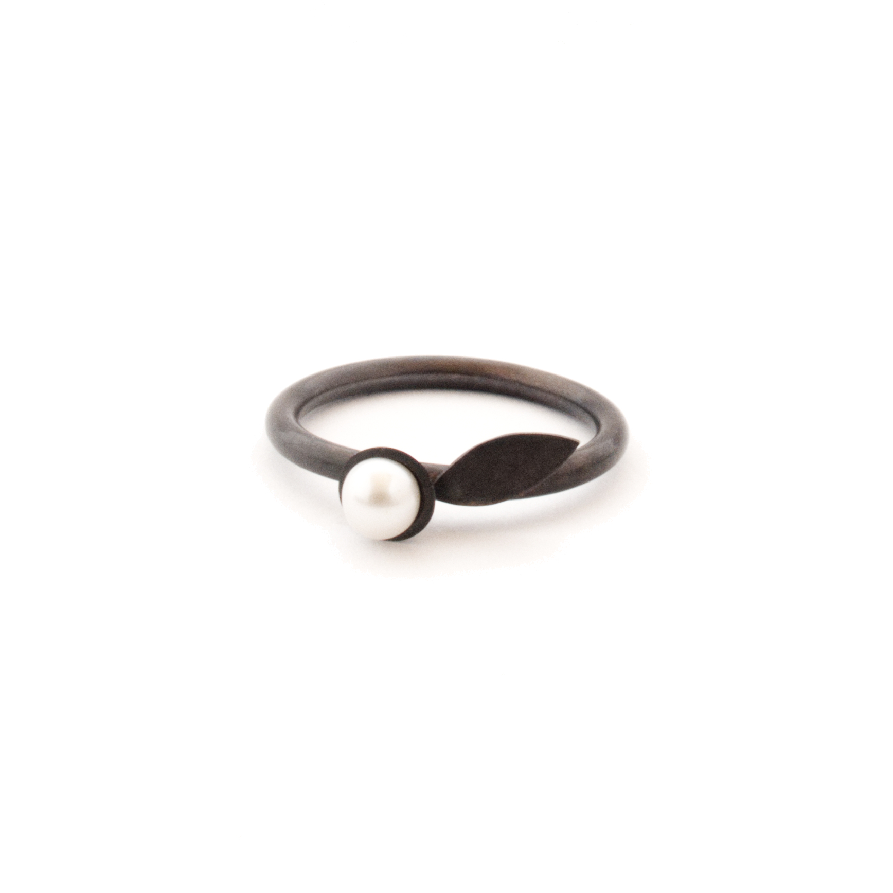 Oxi pearl and leaf ring 180 dpi crop.jpg