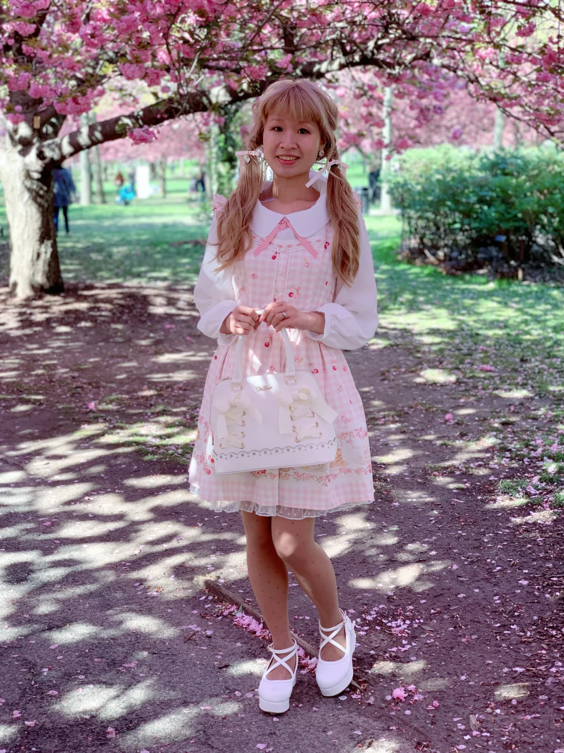 Dress: LIZ LISA; hair clips: LIZ LISA; earrings: fifth: shoes: LIZ LISA; bag: LIZ LISA.