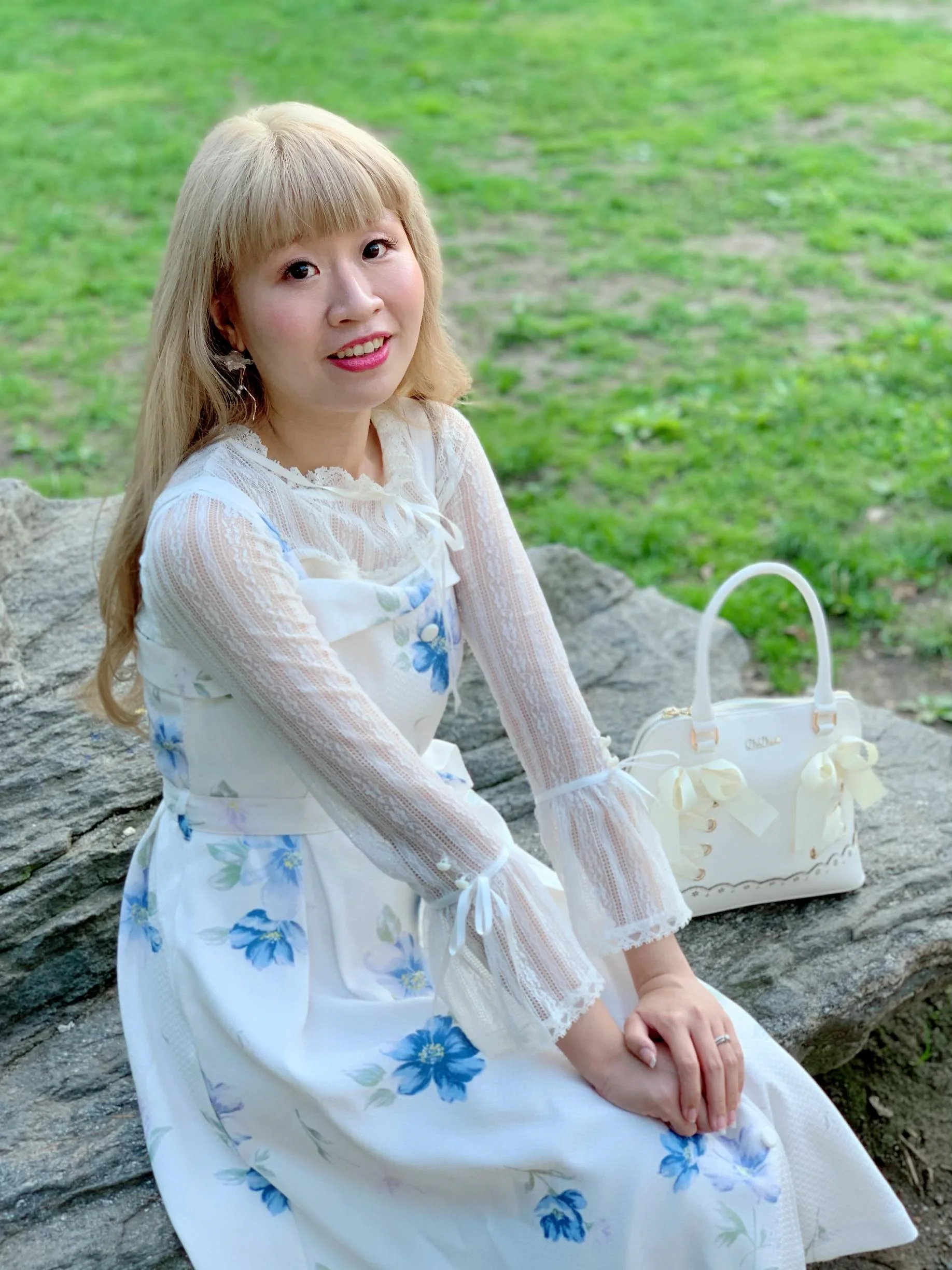 Top: LIZ LISA; skirt: LIZ LISA; bag: LIZ LISA; earrings: aimelbie.