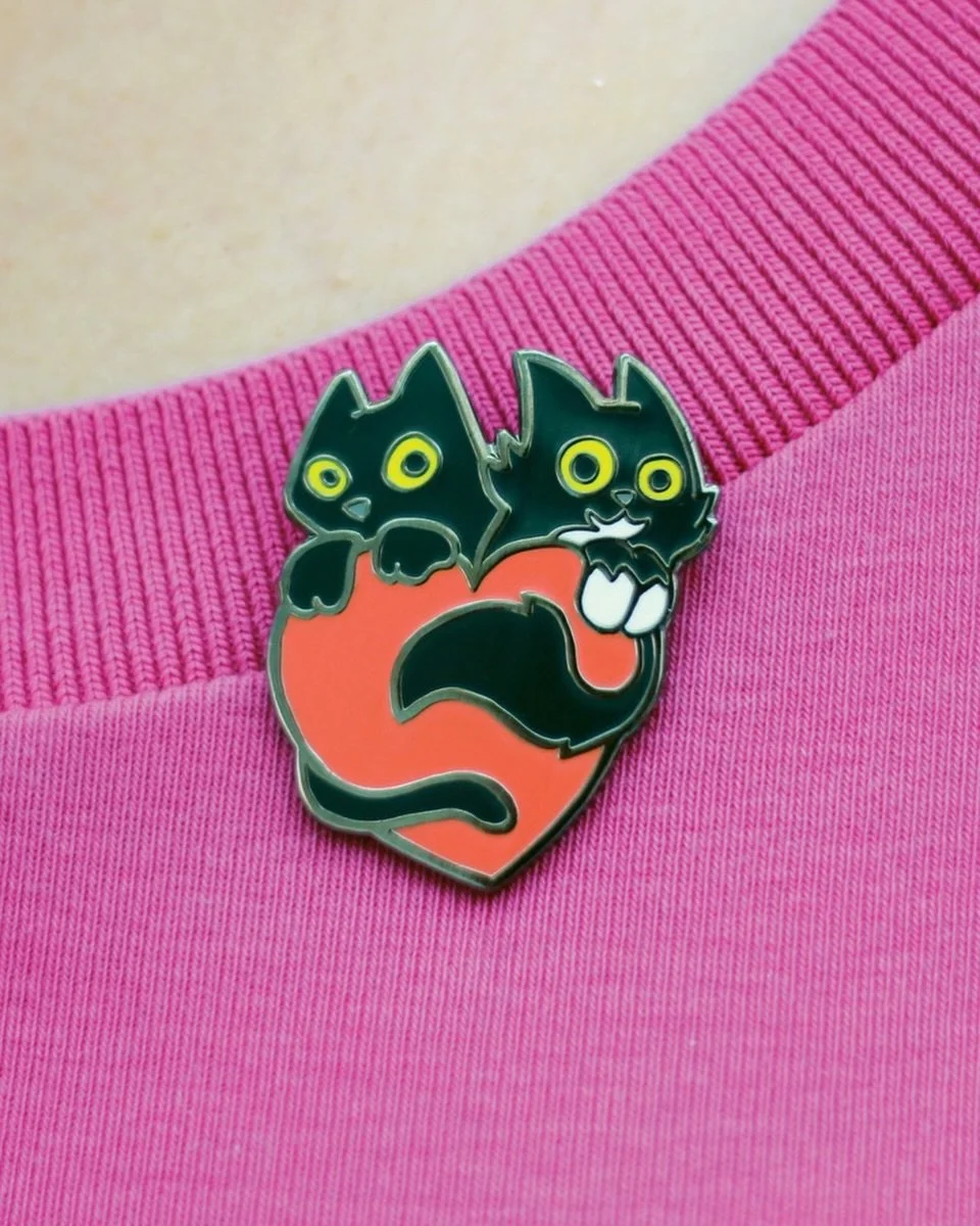 💕Our black cats and heart pin badge makes a cute little #Valentinesday gift! Take a look 👀 #galentinesday #PickleAndNancy https://pickleandnancy.etsy.com/listing/837649208 💕