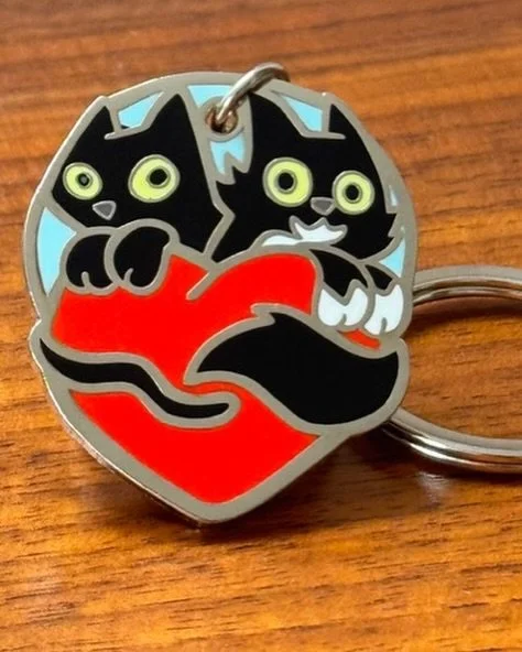 🔑 Our brand new black cats and heart keyring is now available in our Etsy shop! ❤️ Take a look 🐈&zwj;⬛❤️ https://pickleandnancy.etsy.com/listing/4454479585