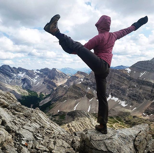 One of our favorite things about the outdoors is that it allows you to clear you mind and have space to spend time with yourself. Pro tip? Double up on practices that allow you to focus inward and grow, like doing yoga along a challenging trek 😎🧘&z