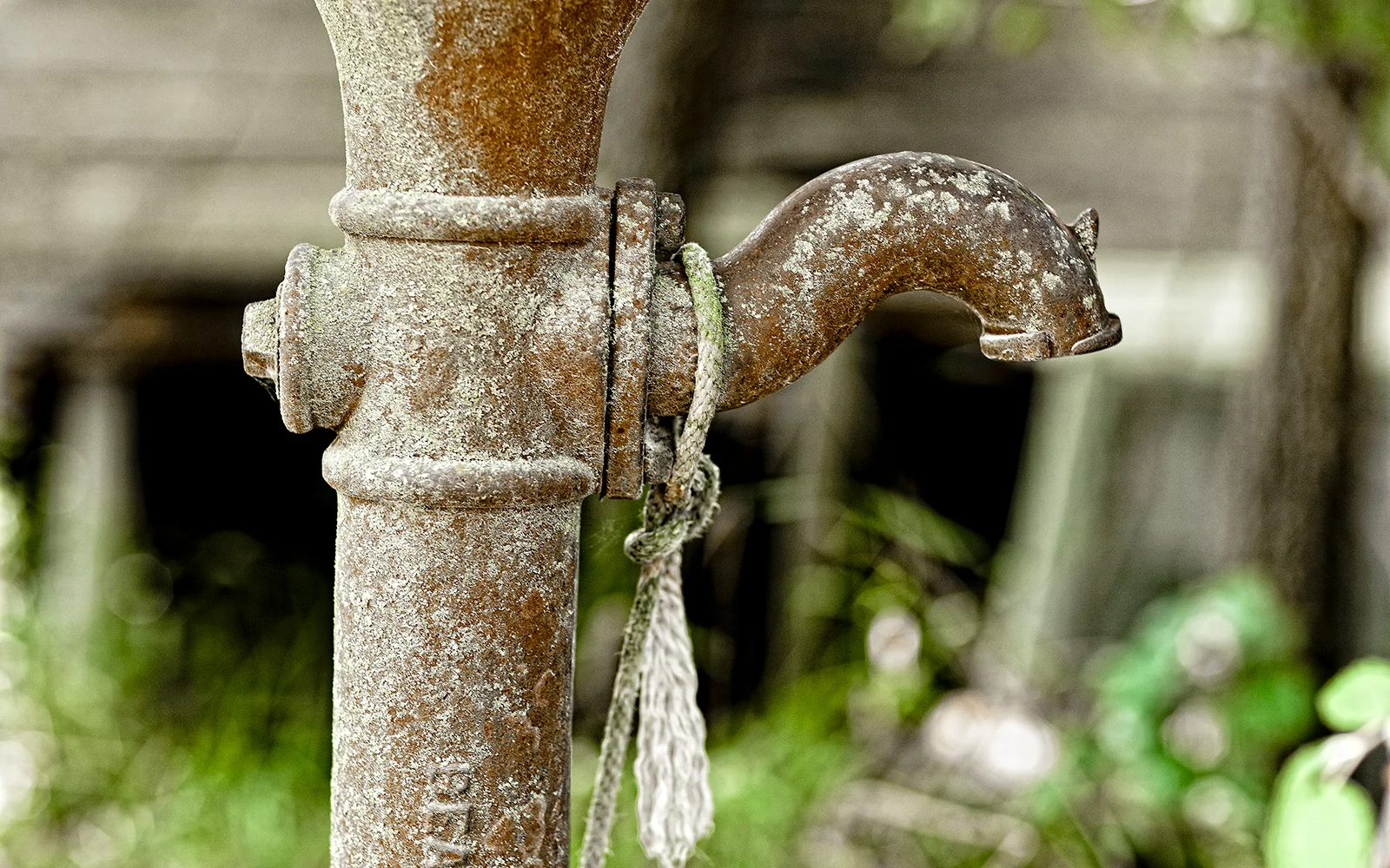 wellhandpump.jpg