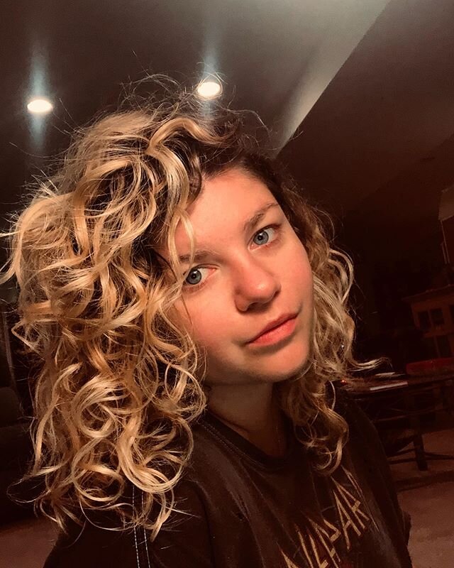 Been keeping things reeeeeaaal natural during quarantine and my hair is beginning to thank me! My hair has been sooo dry and lacking curl definition, so to see this is very exciting ( it&rsquo;s the little things right now guys) thank you @bouncecurl