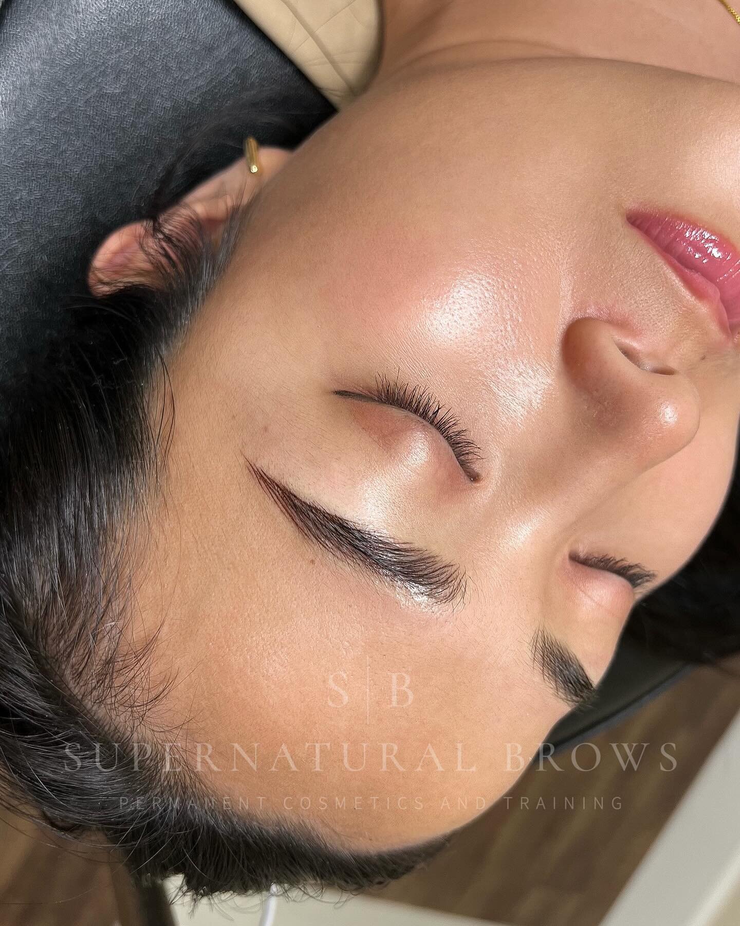 Nano brows! This client was a candidate for microblading, but opted for nano hairstrokes for longevity in her healed results and the realistic effect 🔥 Used a @kwadron_pmu 3rl &amp; 1rl with @hanafycolourspigments 🤎