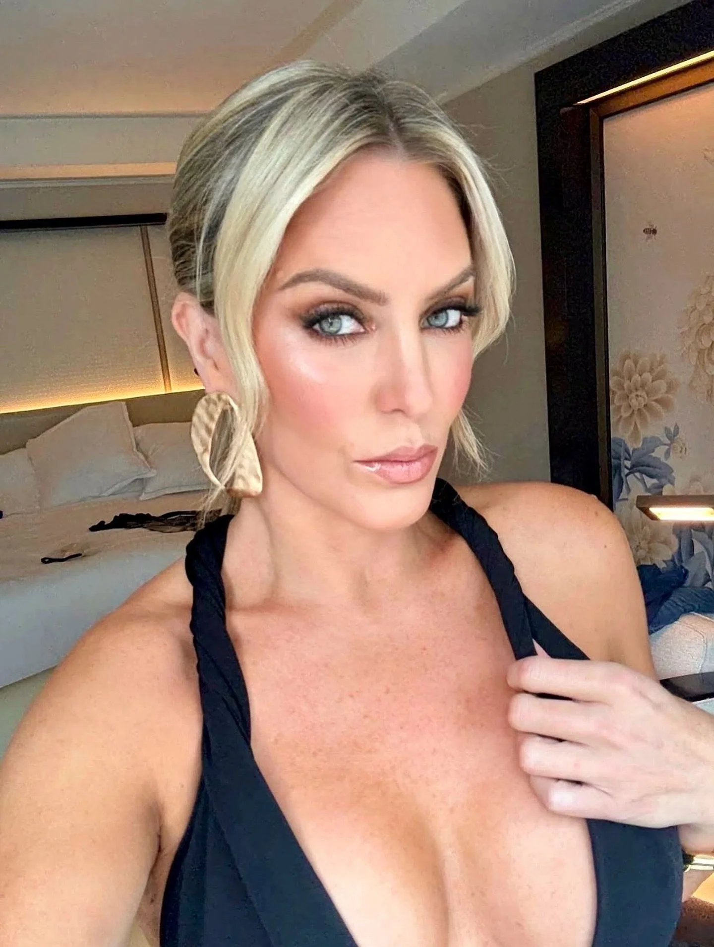 Confidence is our offering ✨⭐️✨

&ldquo;Dawn Bliss UNDERSTOOD the assignment.  She had me flamed for this Chicago wedding - best glam ever.&rdquo; Steph 

Hair @suitebridget 
Makeup @dawnblissbeauty