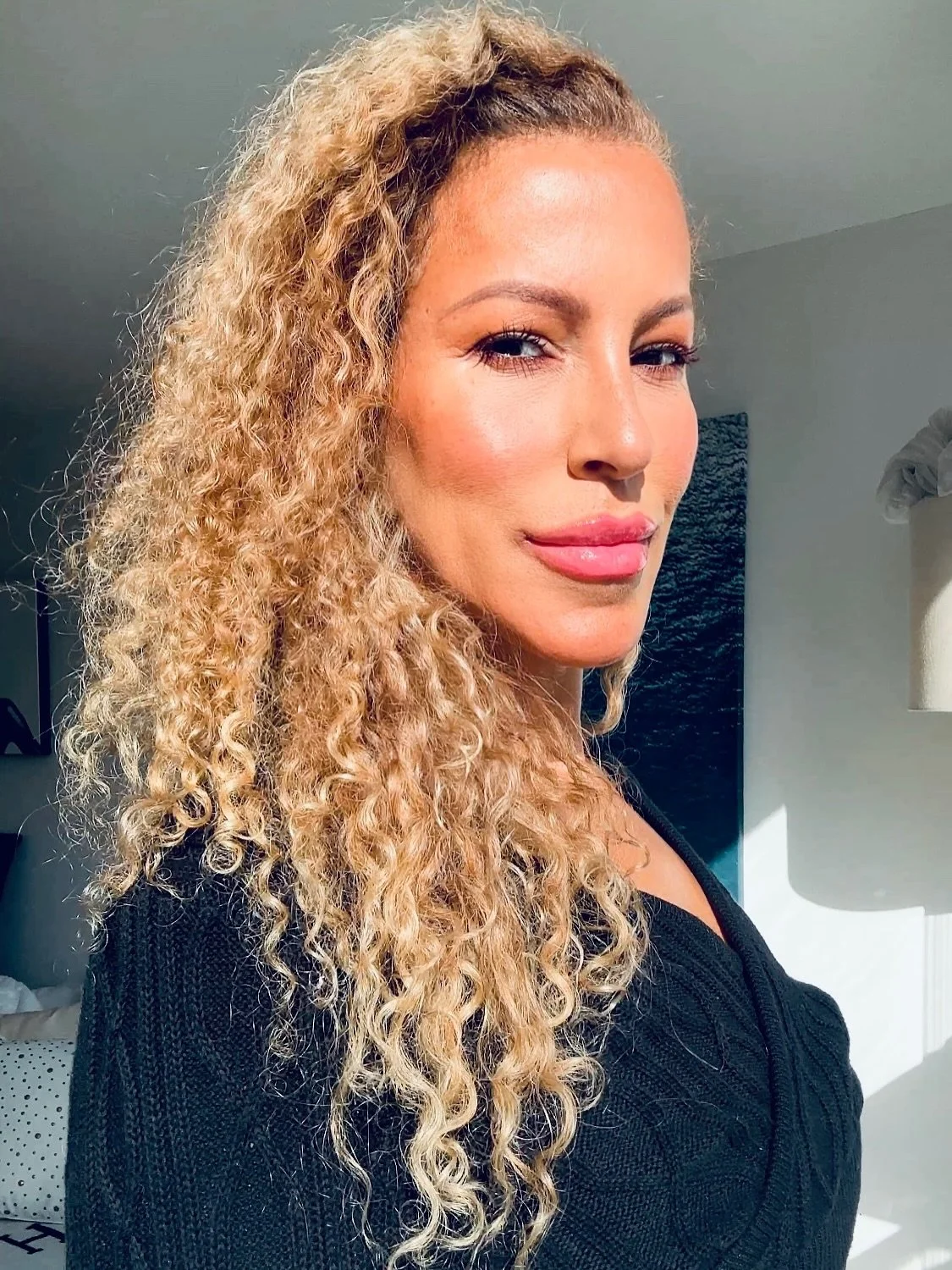 Warm neutrals + a juicy pink lip BUT the real story is the EYEBROWS. The angle, thickness, color and length.  Eyebrows connect the nose to the face, bring out the cheekbones, create symmetry &amp; balance in the face.  This is why going to a vetted b