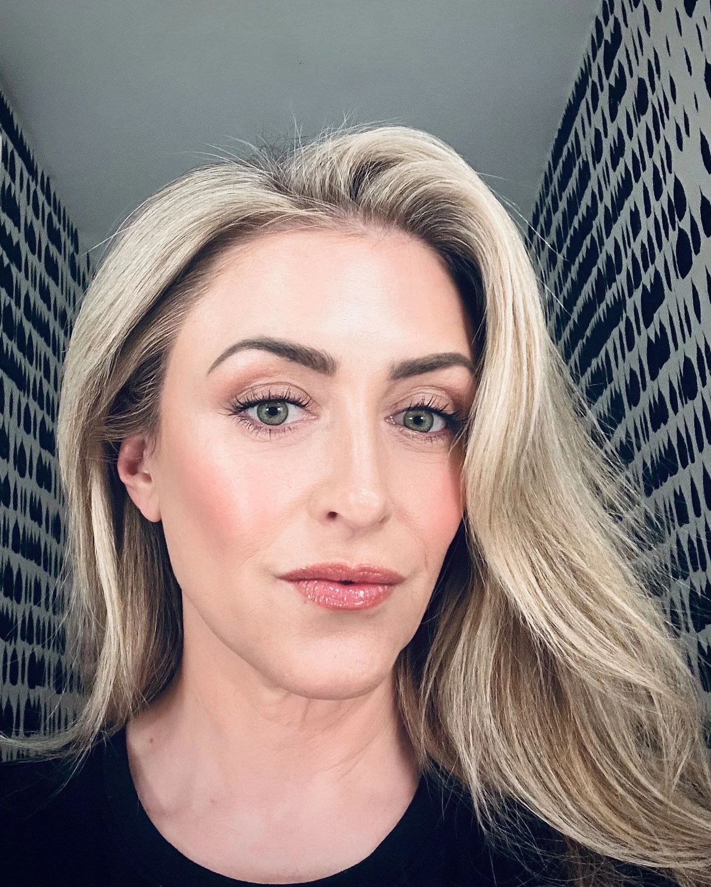 1:1 MAKEUP LESSON TAKEAWAYS:

&bull; BB Cream or CC Cream (more pigment/coverage) often times looks better on dry skin types than foundation. Use serums/moisturizer/eye cream underneath it. It&rsquo;s not a substitute. 

&bull; Pay less attention to 