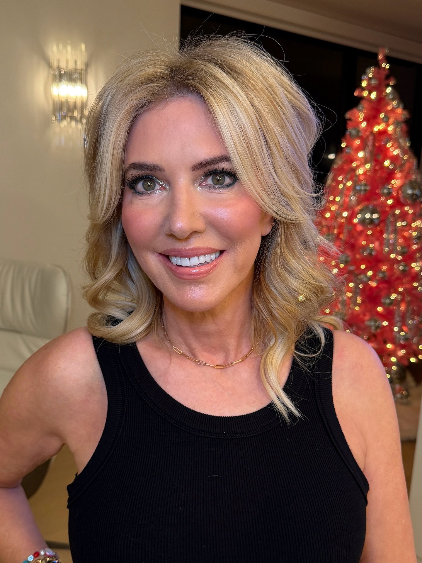 It&rsquo;s giving ICONIC 👑 @marylasky for @jimmychoo dinner at @mapleandash 

#DBB⭐️GLOW
#chicagomua 
#chicagomakeup
#chicagomakeupartist
#chicagobridal 
#chicagobridalmakeup 
#chicagobridalmakeupartist
#chicagoweddingmakeupartist
#dawnblissbeauty 
