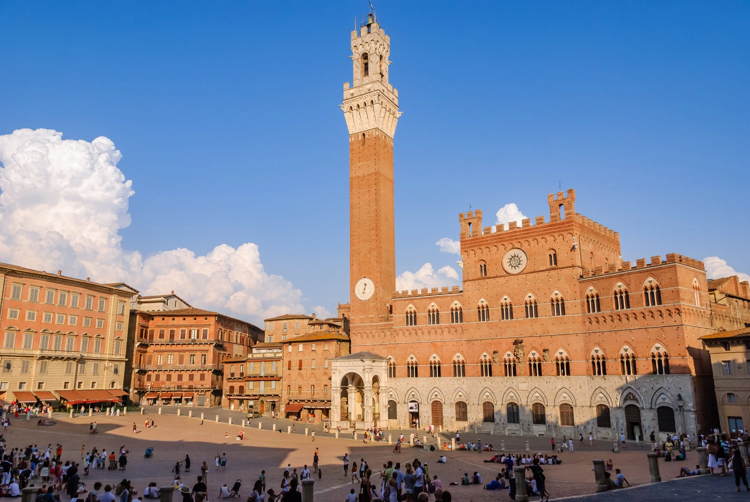AdobeStock_1671686503_Siena Piazza del Campo 1.jpeg
