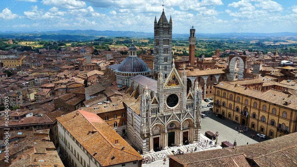 1000_F_620455703_MynCMHnrEncp2xWwEWS9MTey3TP5vG89_Duomo Siena 1.jpg