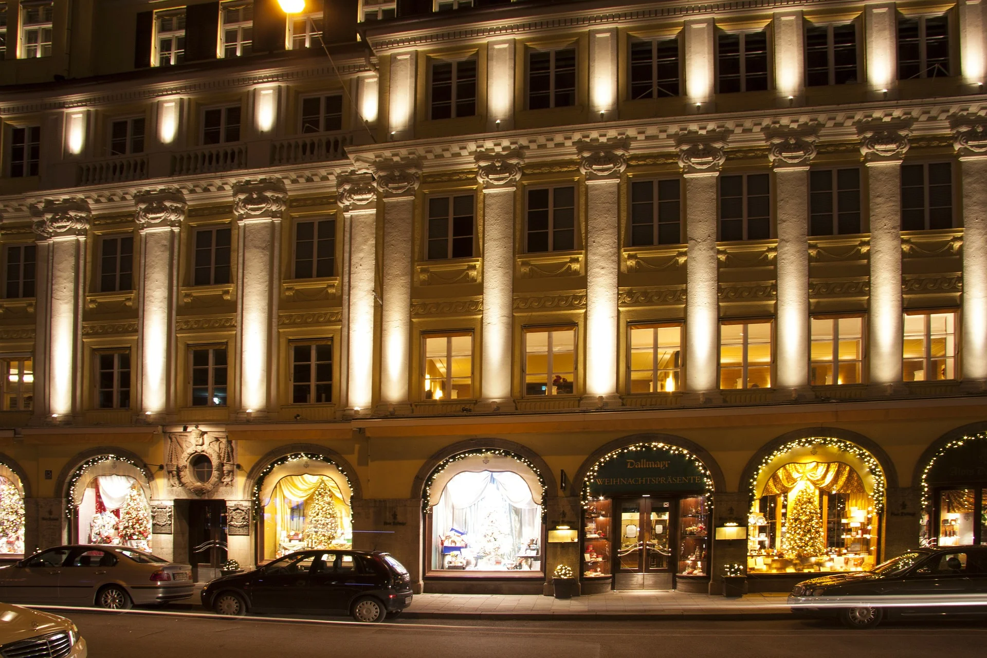 department-store-68858_1920.jpg