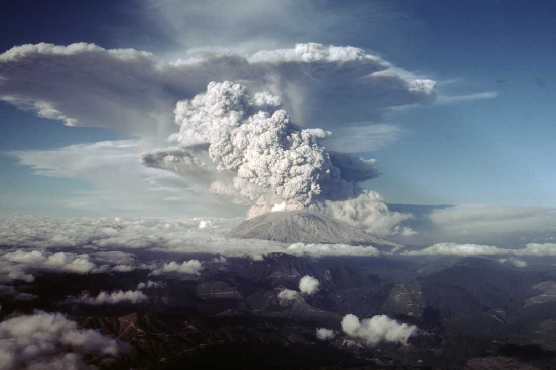 Mount St. Helens eruption-wide .jpg