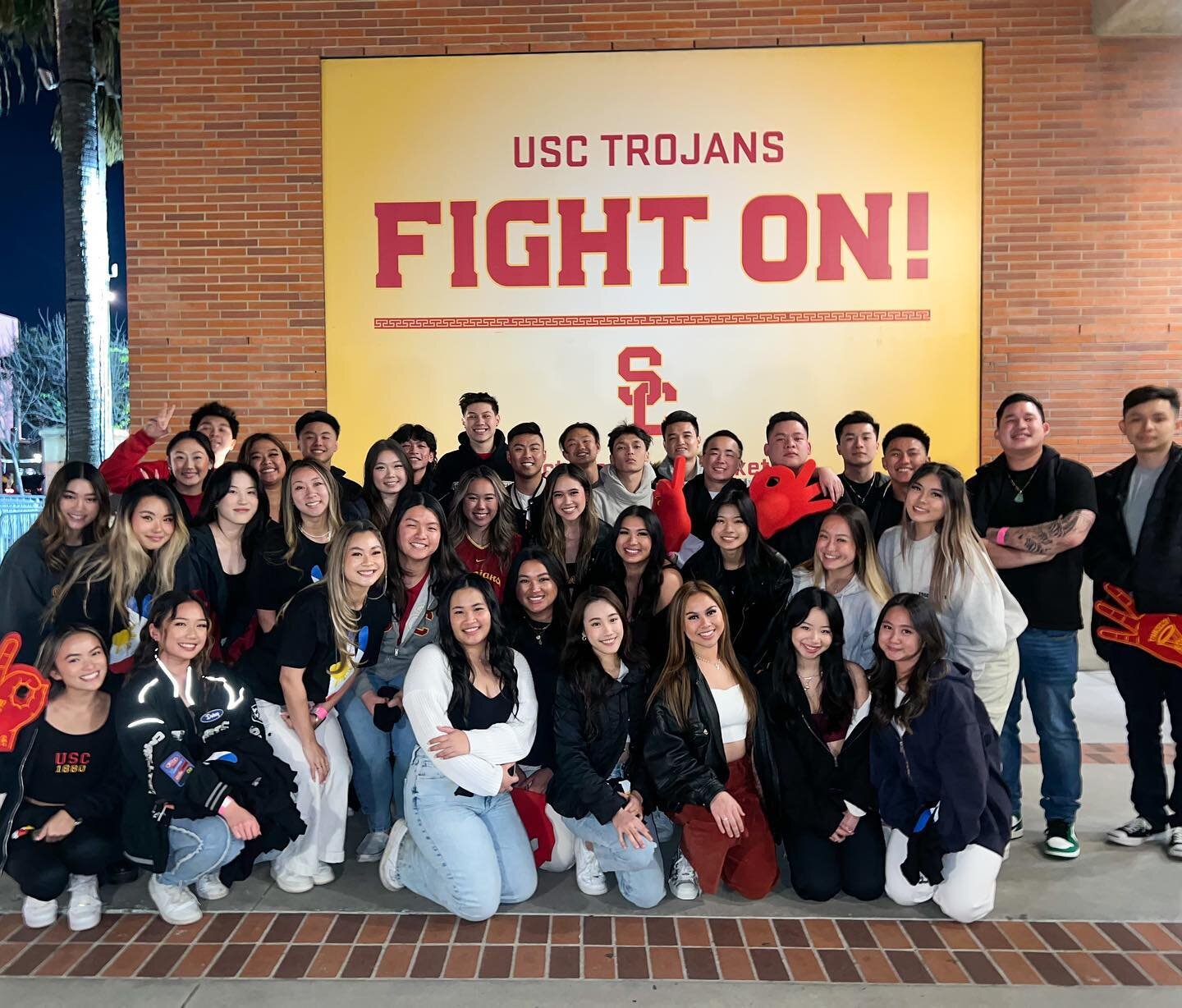 We had such a great time at the USC v. Stanford basketball game this past weekend ❤️💛Thank you to the brothers of @zetaepsilontau for joining us!