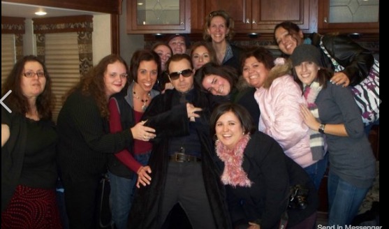 Ali and her friends with Donnie Wahlberg on the set of Bunker