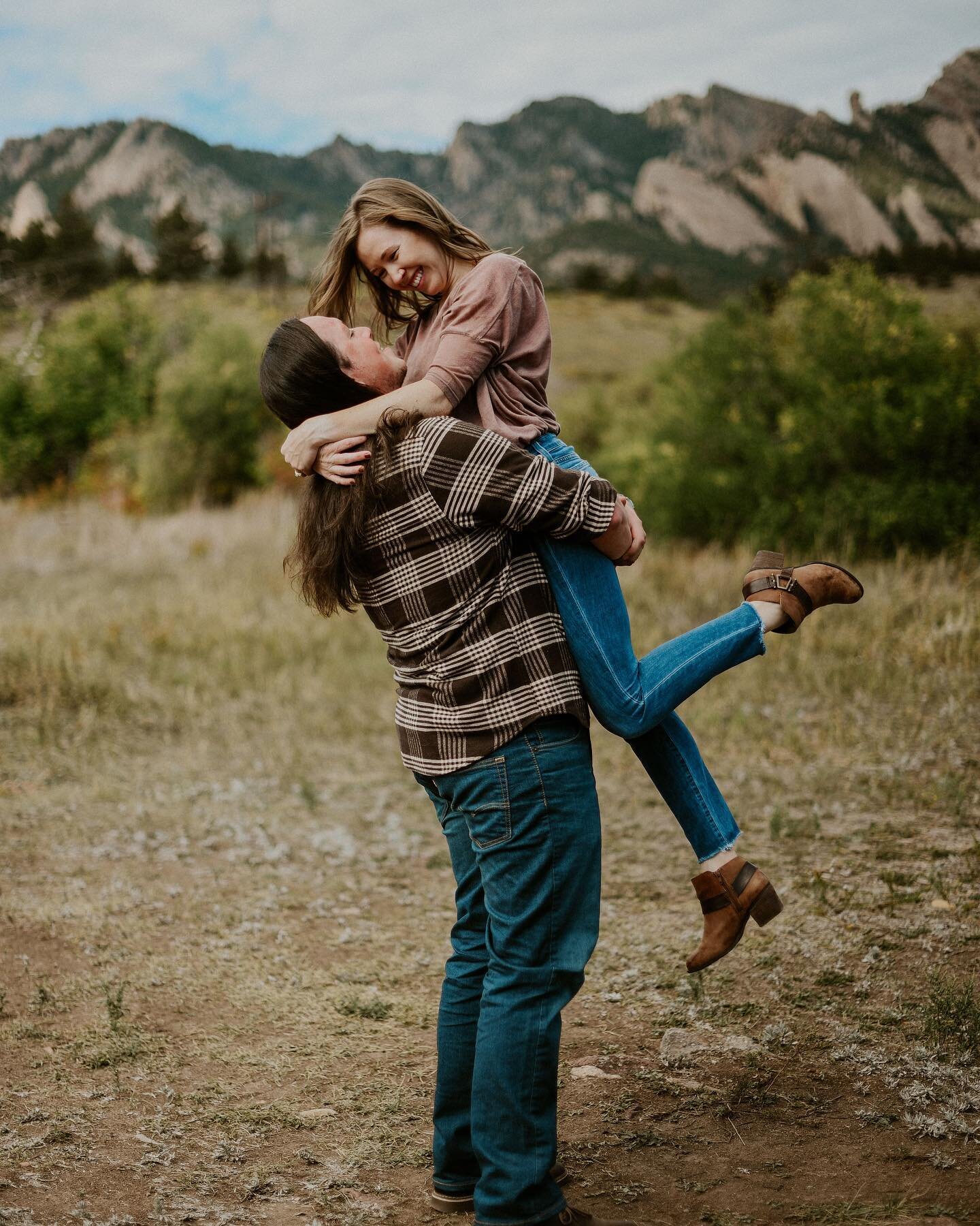 When mom and dad get to have a few photos together 😍 also swipe to see the funniest/most candid moment ☠️ 
.
.
.
.
.
.
.
🏷 
#coloradofamilyphotographer #denverfamilyphotographer #coupleposes #couplesphotoshoot #coloradoelopementphotographer #engage