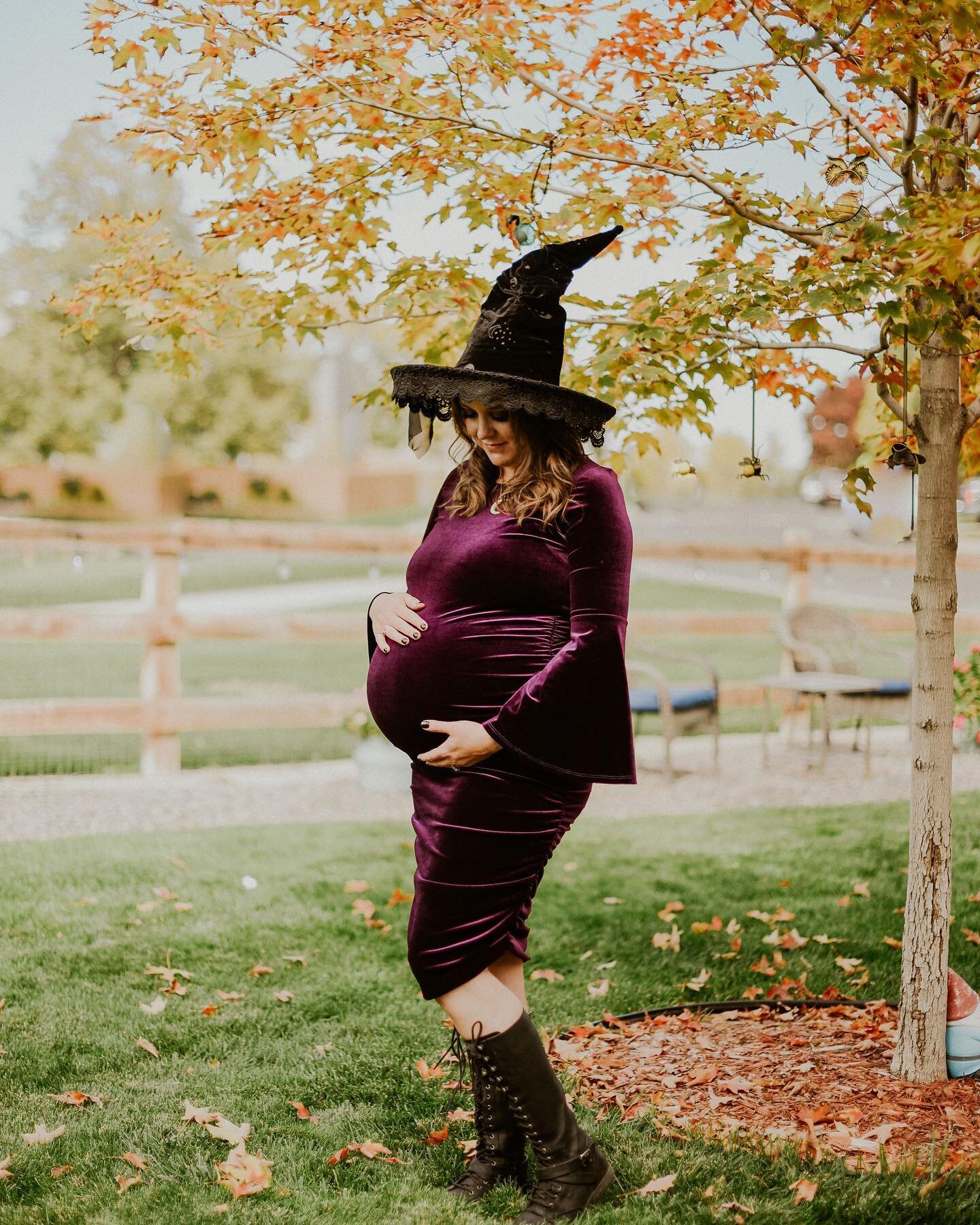 It&rsquo;s officially spooky season 👻 🎃 loved this Halloween themed maternity session! I am a HUGE fan of Halloween and costumes, so if this is something you ever want to incorporate into your session, I&rsquo;m your gal. 
.
.
.
.
.
.
.
.
🏷 
#hall