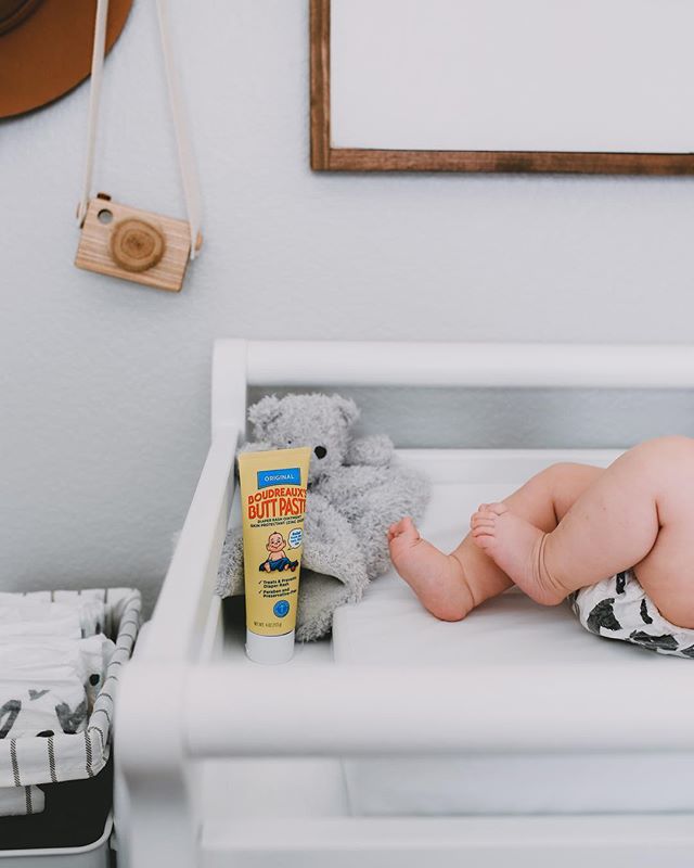 Tiny toes and baby bums - there is literally nothing better! Thanks to @buttpastebaby, we have happy, diaper-rash-free buns over here! Which gives me more time to figure out that other tiny thing... teething. 😅😜 #buttpaste