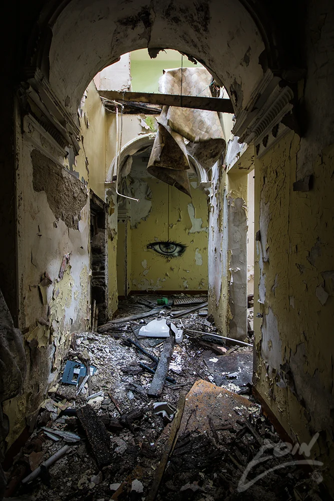 close-arch-eye-web.jpg