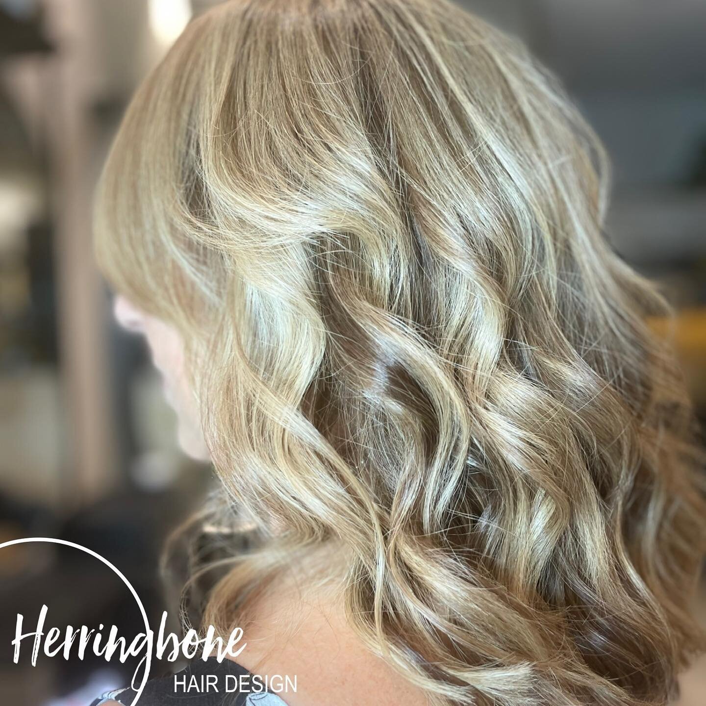 On rainy days we brond 💇🏼&zwj;♀️ #brondehair #highlights #lowlights #wavyhair #longhairstyles #autumnblonde #sustanablesalonsautralia #inthecove