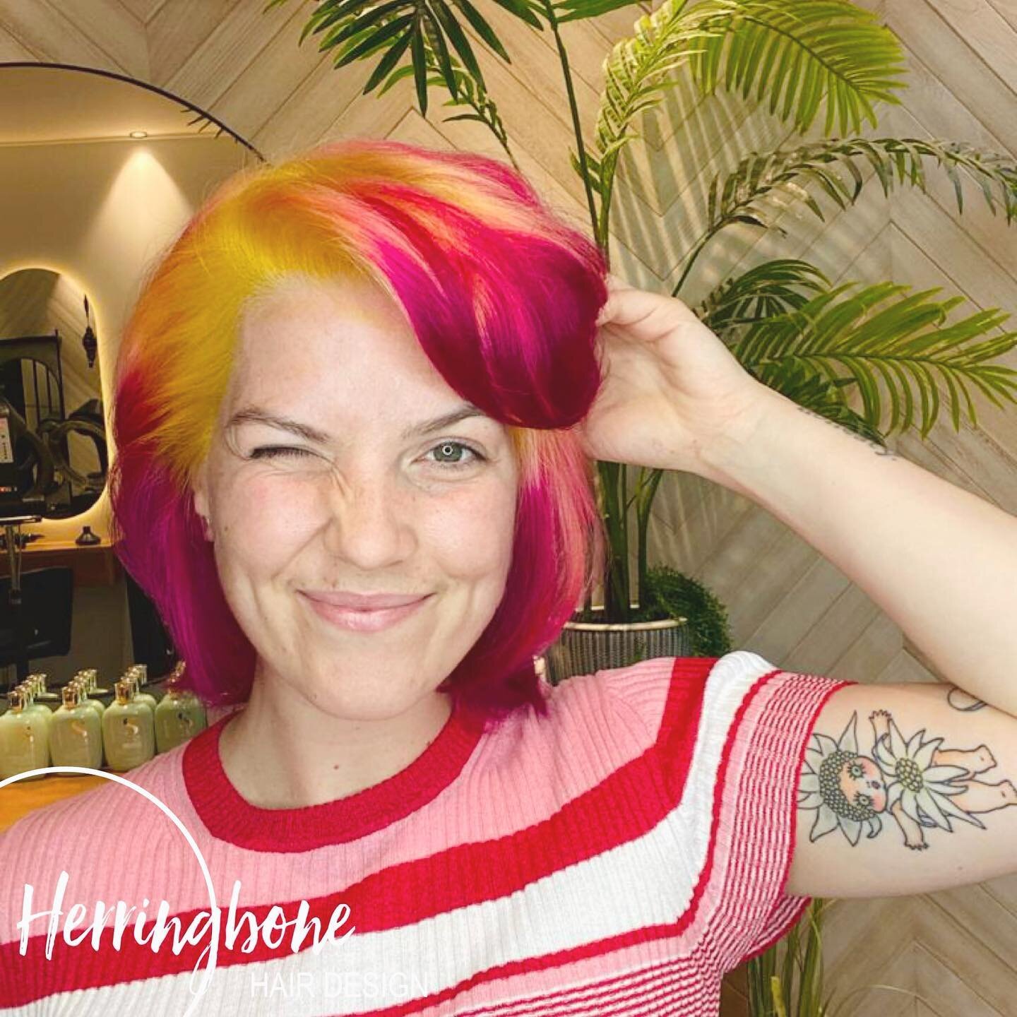 On rainy days we tequila sunrise with a outstanding creation from 
@kcshairstylist and fabulous model @cassandrarose63  #sunrisehairstylist #tootyfruityhair #tequilasunrisehair #funhair #brighthair #lovehair #alfaparfpeople #brighthairdontcare #inthe