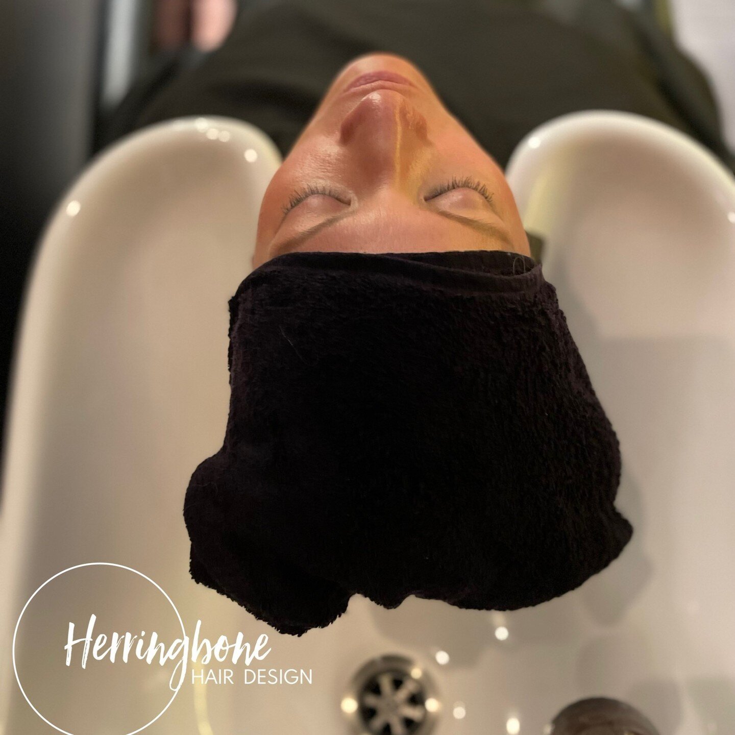 Rainy days call for decadent head massage and hot towel hair treatments ☔️💆🏽&zwj;♀️

#hottoweltereatments #hairtreatments #treatyourself #basintreatments #hairmasks #hydrateurhair #rainydays #pamperday