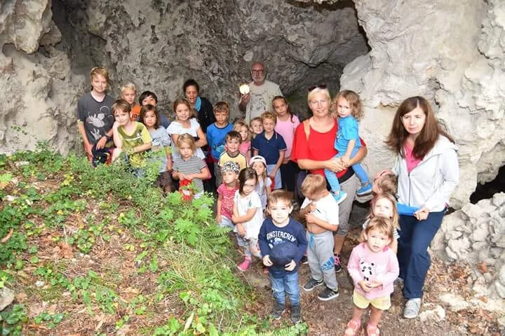 27 Kinder wollten unser Museum und unsere Höhlen, samt schlafenden Fledermäusen, sehen. Da machen Ferien Spaß! ------------------------------------------------------------------------ Wie hat man vor 100 Jahren in Baden gelebt? Dieser Frage gingen die Teilnehmerinnen und Teilnehmer des Ferienspiel-Programmpunktes „Besuch des Kaiser Franz Josef-Museums für Handwerk und Volkskunst“ nach. Nach einer Spezialführung samt Quiz durften die Mädchen und Buben abschließend noch die von Fledermäusen bewohnte Museumshöhle erkunden.
