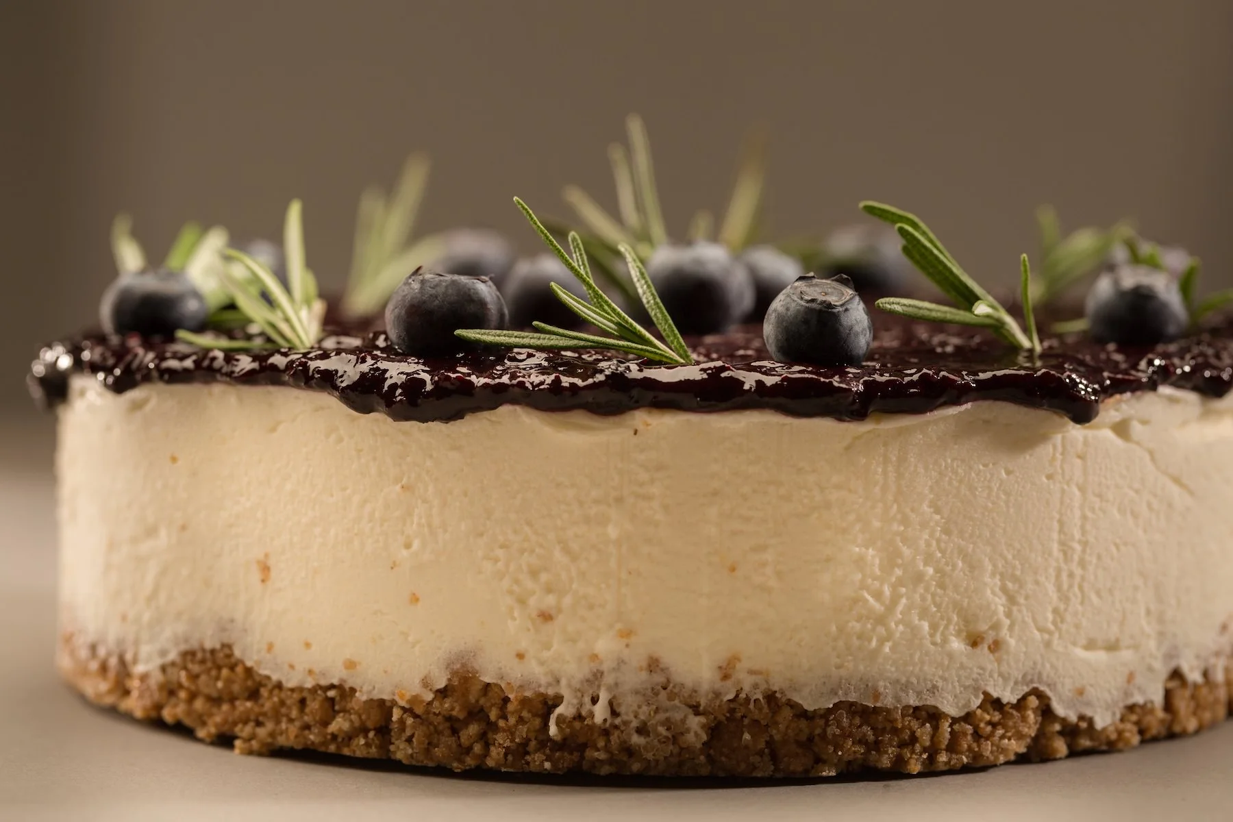 Cheesecake with blueberries and lavander jam