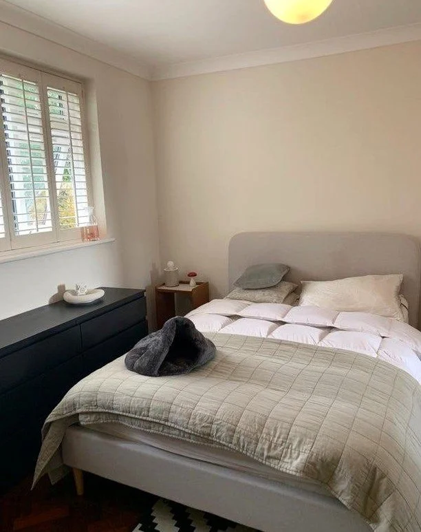 &bull; Woodford Green &bull;

This beautiful home is situated in the leafy suburb of Woodford Green, North East London. It has two bedrooms with one available to Creatives. The home has an open plan living/dining space with a comfortable couch and TV